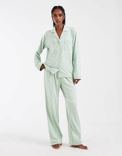 Loungeable – Superweicher Jersey-Pyjama in Grün, bestehend aus Oberteil mit Reverskragen und Hose mit weitem Bein - view 1