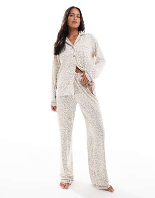 Loungeable - Superweicher Jersey-Pyjama in neutraler Farbe mit Leopardenmuster und Paspelierung aus Oberteil mit Reversk...