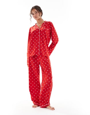Loungeable - Superweicher Jersey-Pyjama in Rot mit Herzmuster, aus Oberteil mit Reverskragen und Hose mit weitem Bein