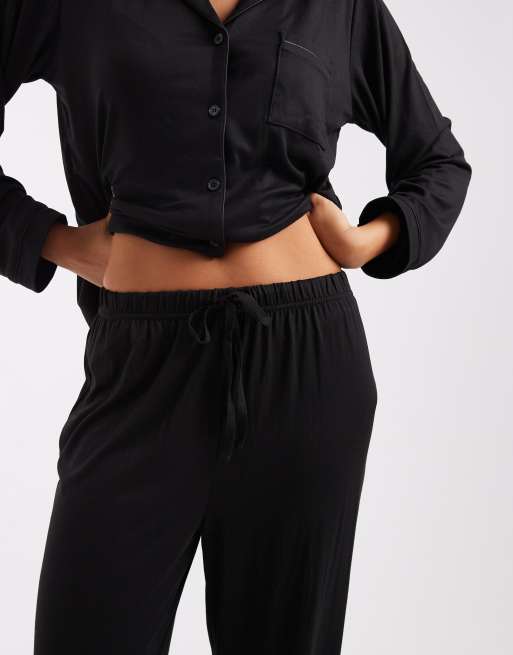 Loungeable – Superweicher Jersey-Pyjama in Schwarz mit Paspelierung aus Oberteil mit Reverskragen und weit geschnittener Hose, 3 von 4