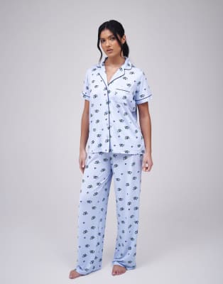 Loungeable - Superweicher, kurzärmliger Pyjama in Blau mit Reverskragen und Blaubeeren-Muster