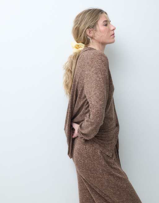 Loungeable superweiches, gebürstetes Ripp-Set mit Reversoberteil und weiter Pyjamahose mit Paspeldetail in Braun, 2 von 4