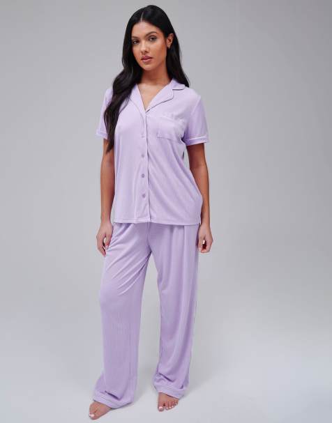 Loungeable - Superzachte geribbelde traditionele pyjamaset van jersey met korte mouwen en lange broek in lila - view 1