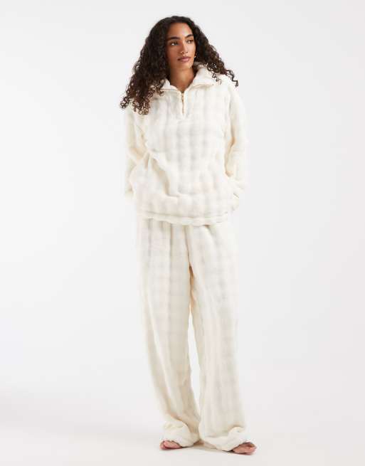 Loungeable Tall completo coordinato con top morbido con zip al collo e pantaloni a gamba larga color crema, 1 di 4