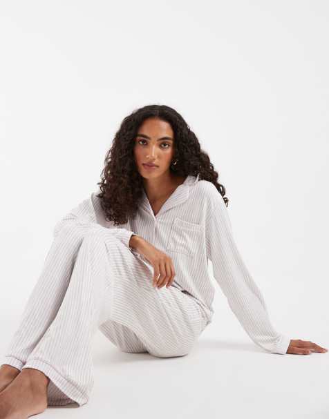 Loungeable Tall - Completo in morbidissimo jersey beige e bianco a righe con top con rever e pantaloni - view 1