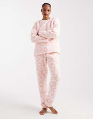 Loungeable Tall - Kuscheliges, zweiteiliges Sherpa-Nachtwäsche-Set in Rosa mit Leopardenmuster