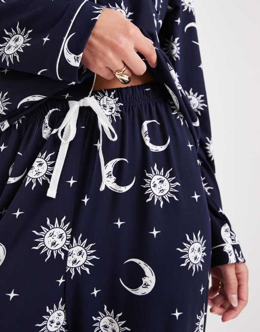 Loungeable Tall - Pyjama à motif céleste en jersey ultra doux avec col à revers et liserés - Rouge, 3 de 4