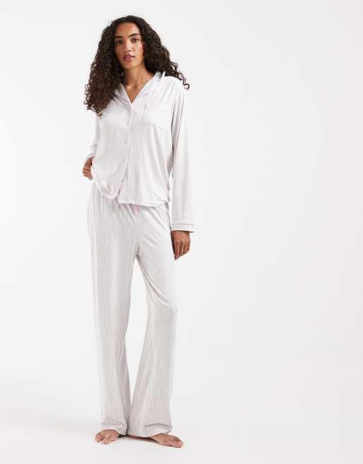 Loungeable Tall - Set van superzachte jersey top met reverskraag en broek in beige en wit gestreept, 2 van 4