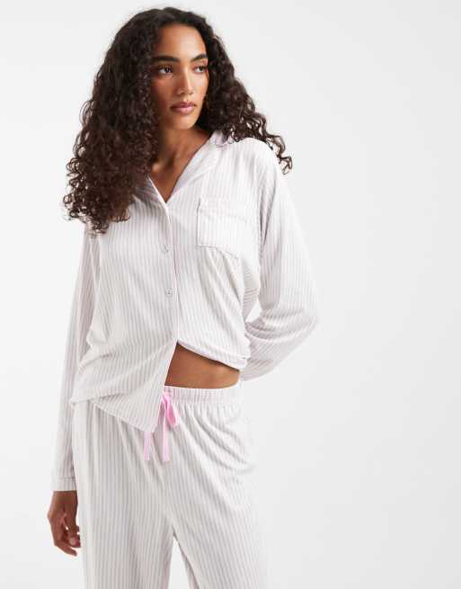 Loungeable Tall - Set van superzachte jersey top met reverskraag en broek in beige en wit gestreept, 3 van 4