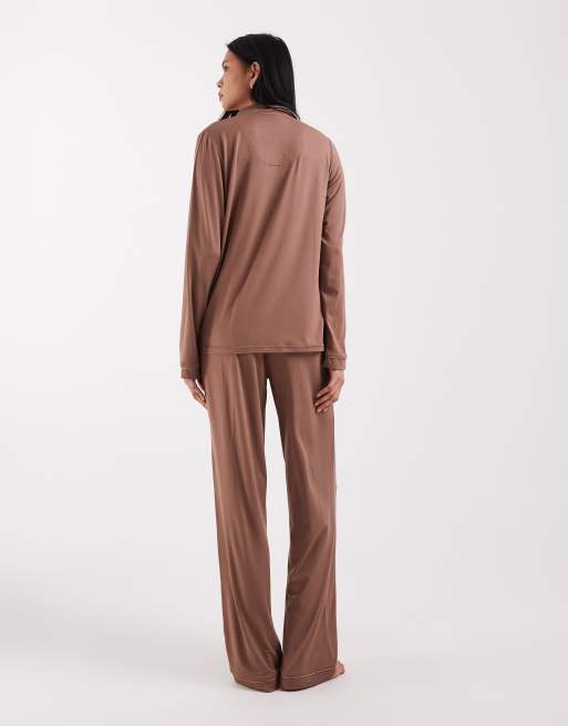 Loungeable Tall super blød jersey-sæt med revers og brede pyjamasbukser med kontrastkant i mocha, 4 af 4