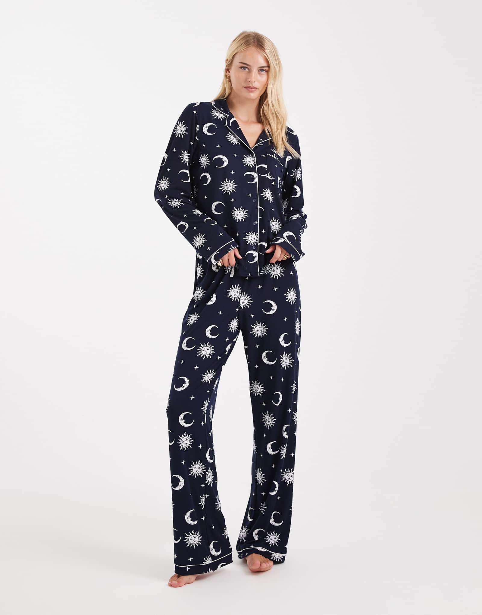 Пижамный комплект из мягкого джерси с отложным воротником и окантовкой в темно-синюю полоску с небесным принтом