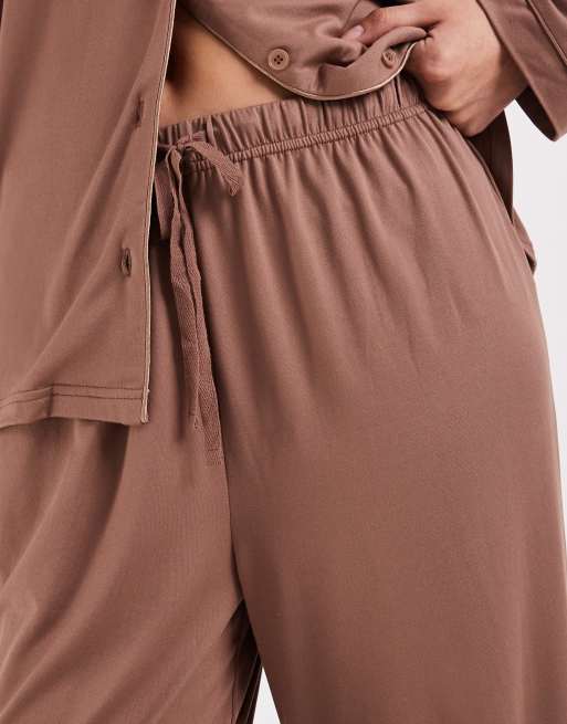Loungeable Tall supermjuk jersey-set med reverskrage, vida ben och passpoaldetalj i mocha, 3 av 4