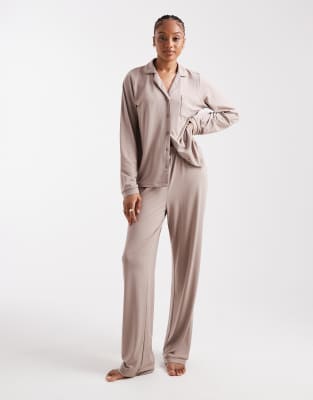 Loungeable Tall - Superweicher Jersey-Pyjama in Nerzbraun mit Paspelierung, aus Oberteil mit Reverskragen und weit gesch...