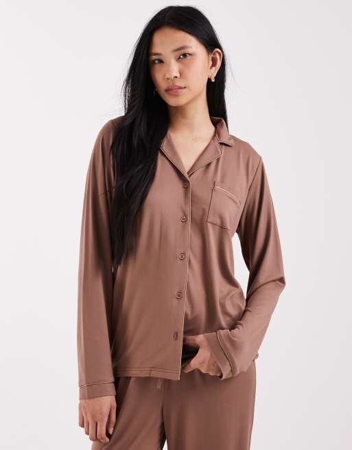 Loungeable Tall superweiches Jersey-Pyjama-Set mit Reversoberteil, weitem Bein und Paspeldetail in Mokka, 2 von 4