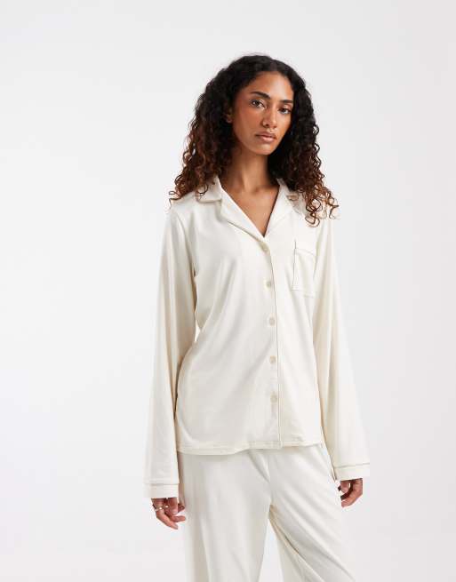 Loungeable Tall superzachte jersey pyjamaset met revers, wijde pijpen en bies in marshmallow, 2 van 4
