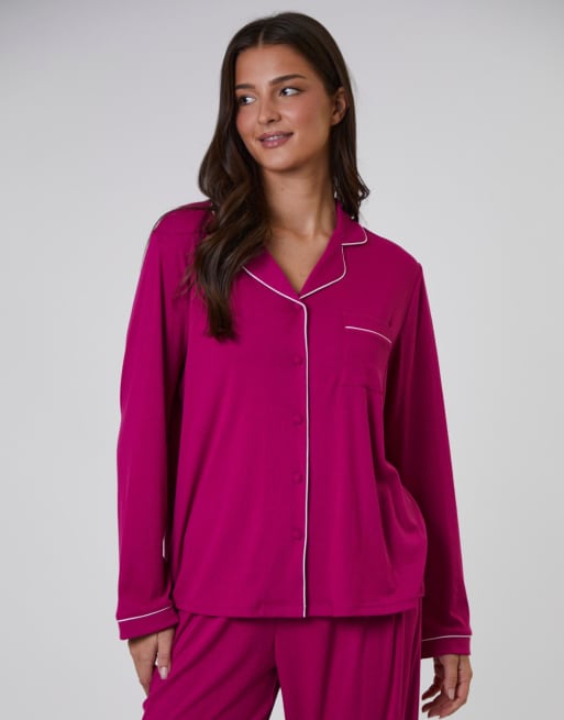 Loungeable – Traditioneller, gerippter Pyjama in dunklem Rosa, bestehend aus langärmligem Hemd und langer Hose , 3 von 5