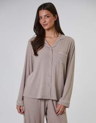 Loungeable - Traditioneller, gerippter Pyjama in Haferbeige aus langärmligem Hemd und langer Hose-Brown