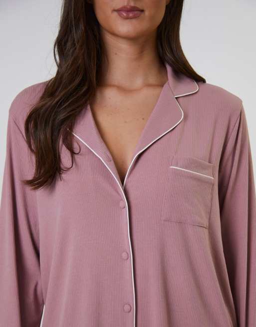 Loungeable – Traditioneller, gerippter Pyjama in Rosa, bestehend aus langärmligem Hemd und langer Hose , 4 von 7