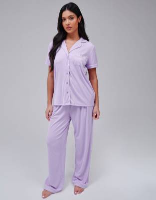 Loungeable - Traditionelles, geripptes Set aus kurzärmligem Oberteil und langer Hose aus superweichem Jersey in Flieder-...