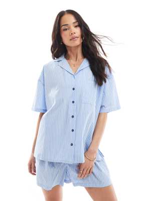 Loungeable - Traditionelles Web-Set in Blau mit kurzärmligem Oberteil und Shorts
