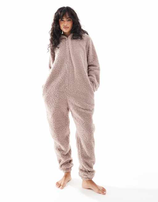 Loungeable Tuta intera color talpa in pile borg con stampa ASOS