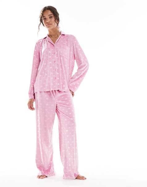 Loungeable – Velours-Pyjama in Rosa mit Herzchenmuster, bestehend aus Oberteil mit Reverskragen und Hose mit weitem Bein - view 1