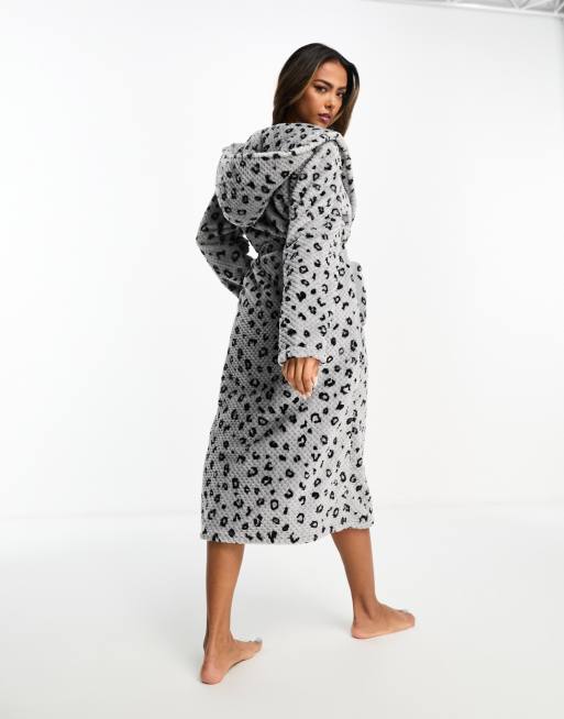 Loungeable Vestaglia grigia leopardata in pile piqué ASOS