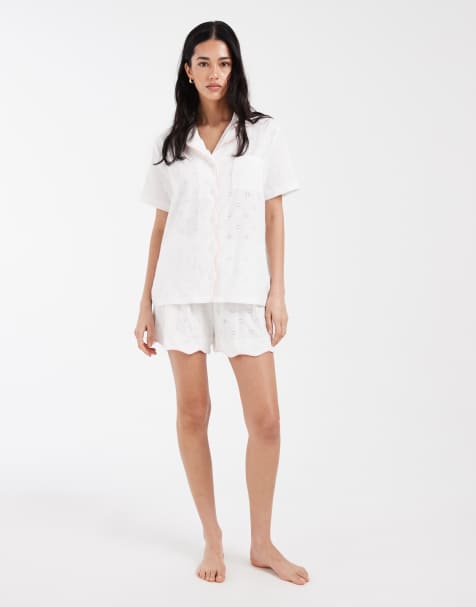 Loungeable – Vit, broderad pyjamas i jersey med topp med krage med slag och shorts - view 1