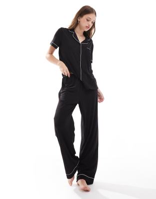 Loungeable - Weicher, gerippter Jersey-Pyjama in Schwarz aus kurzärmligem Oberteil mit Knopfleiste und Hose