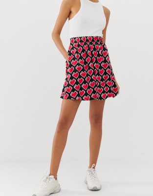 【関税＆送料込み】Moschino Heart Button Skirt Pink Heart Buttons Miniskirt by Moschino on Sale