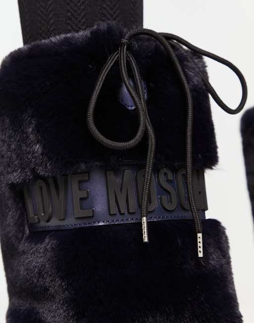 Love Moschino Apr s ski en fausse fourrure logo Bleu ASOS