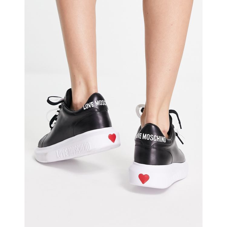 Love Moschino Baskets plateforme avec motif c ur Noir ASOS