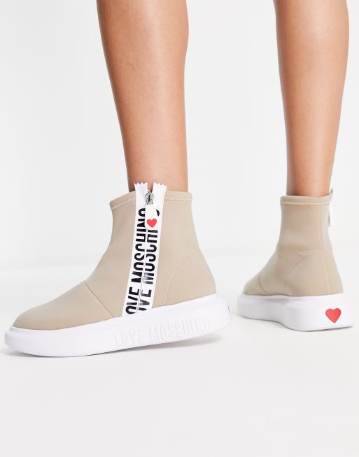Love Moschino – Beige sneakers i strumpmodell med logga