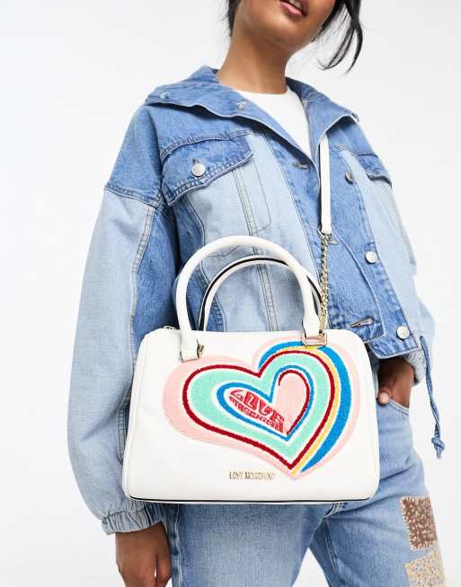 Love Moschino – Biała torebka crossbody z graffiti z motywem serca i łańcuszkowym paskiem