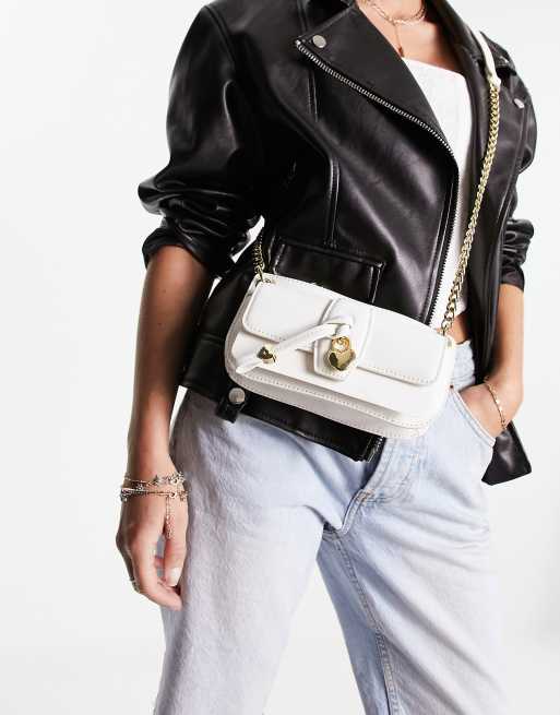 Love Moschino – Biała torebka crossbody z zawieszką w kształcie serca