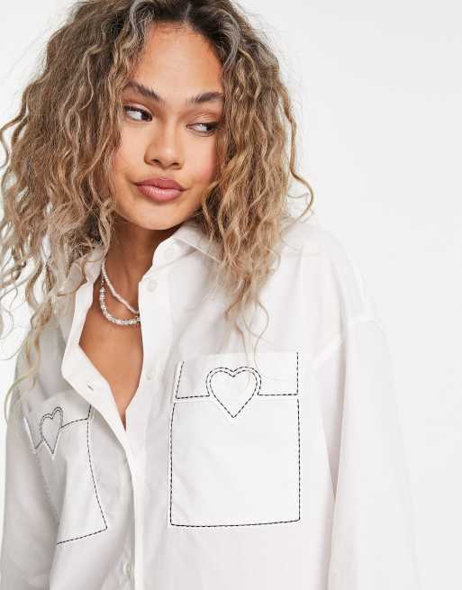 Love Moschino Camicia bianca con tasche con cuciture a cuore ASOS