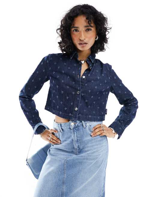 Love Moschino – Ciemnoniebieska kurtka jeansowa o krótkim fasonie ze wzorem w dziurki, część zestawu