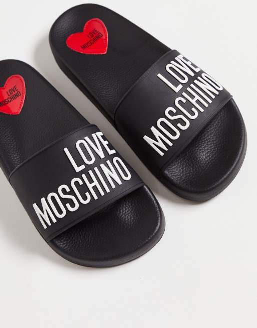 Love Moschino – Czarne klapki z napisem „Love Moschino”