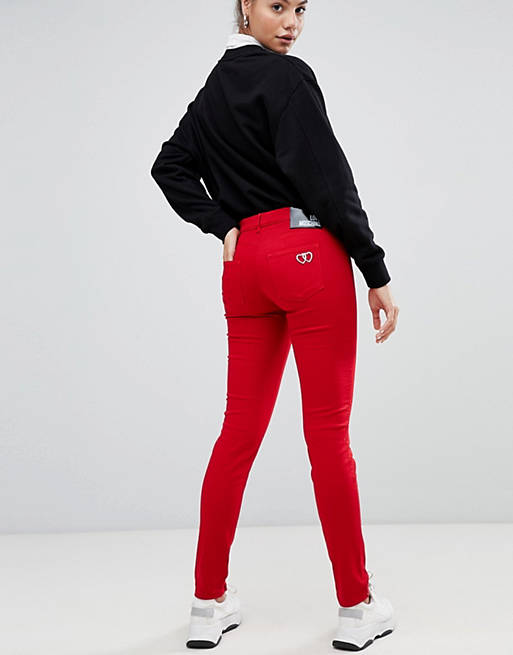 Love – Enge Jeans mit mittelhohem Bund in Rot |