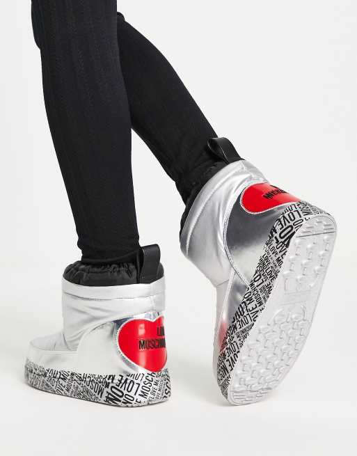 Love Moschino - Korte sneeuwlaarzen met logo op de zool in zilver