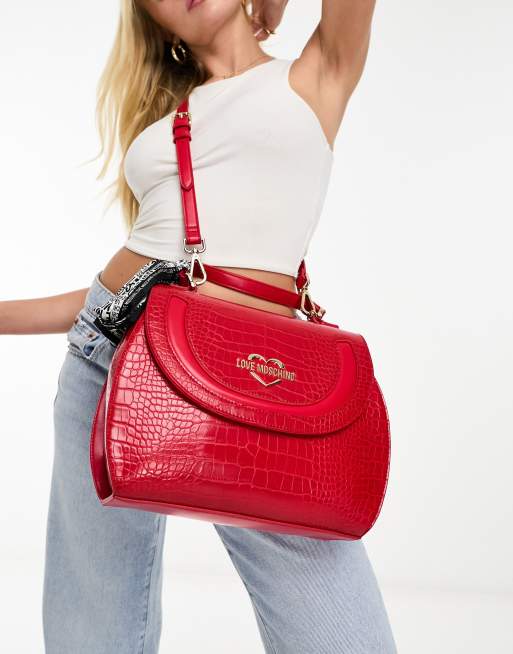 Love Moschino – Krokodilskinnsmönstrad, röd väska med handtag upptill och berlock