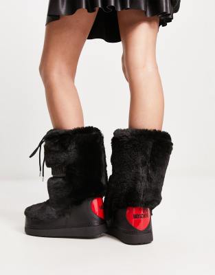 Love Moschino logo detail faux fur snowboots in black