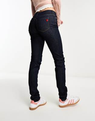 Love Moschino - Röhrenjeans in dunkler Waschung mit Herznietendetail-Marineblau