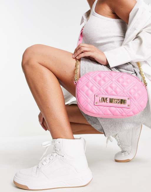Love Moschino – Różowa pikowana torba typu crossbody o zaokrąglonym kształcie