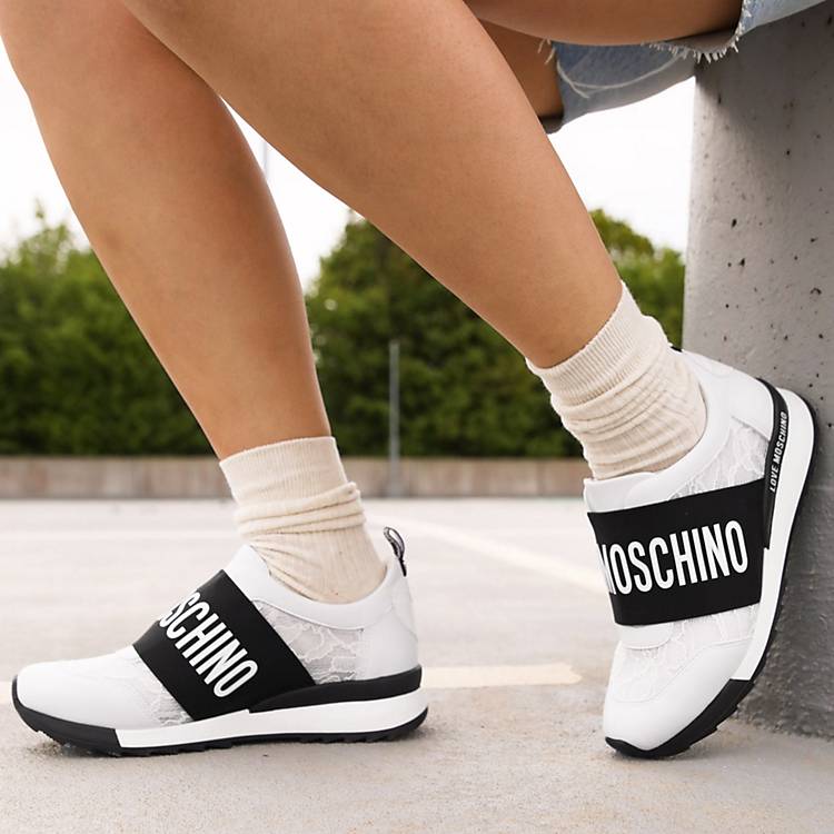 Smaak afdrijven schaak Love Moschino - Sneakers met kant en logo in wit | ASOS