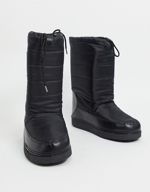 Love Moschino snow boots in black
