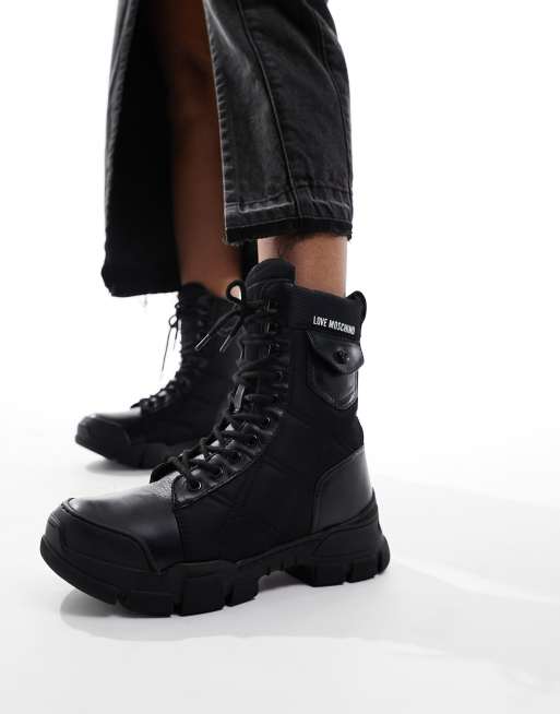 Love Moschino – Stiefeletten im Trekking-Design in Schwarz
