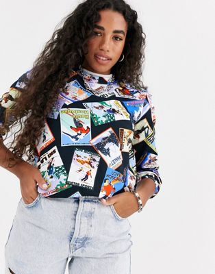Love Moschino – Sweatshirt med vykortsmönster med skidåkning-Flerfärgad