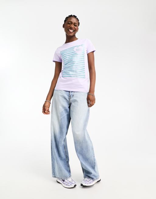 Love Moschino – T-Shirt in Flieder mit Logo- und Streifen-Print in Folienoptik