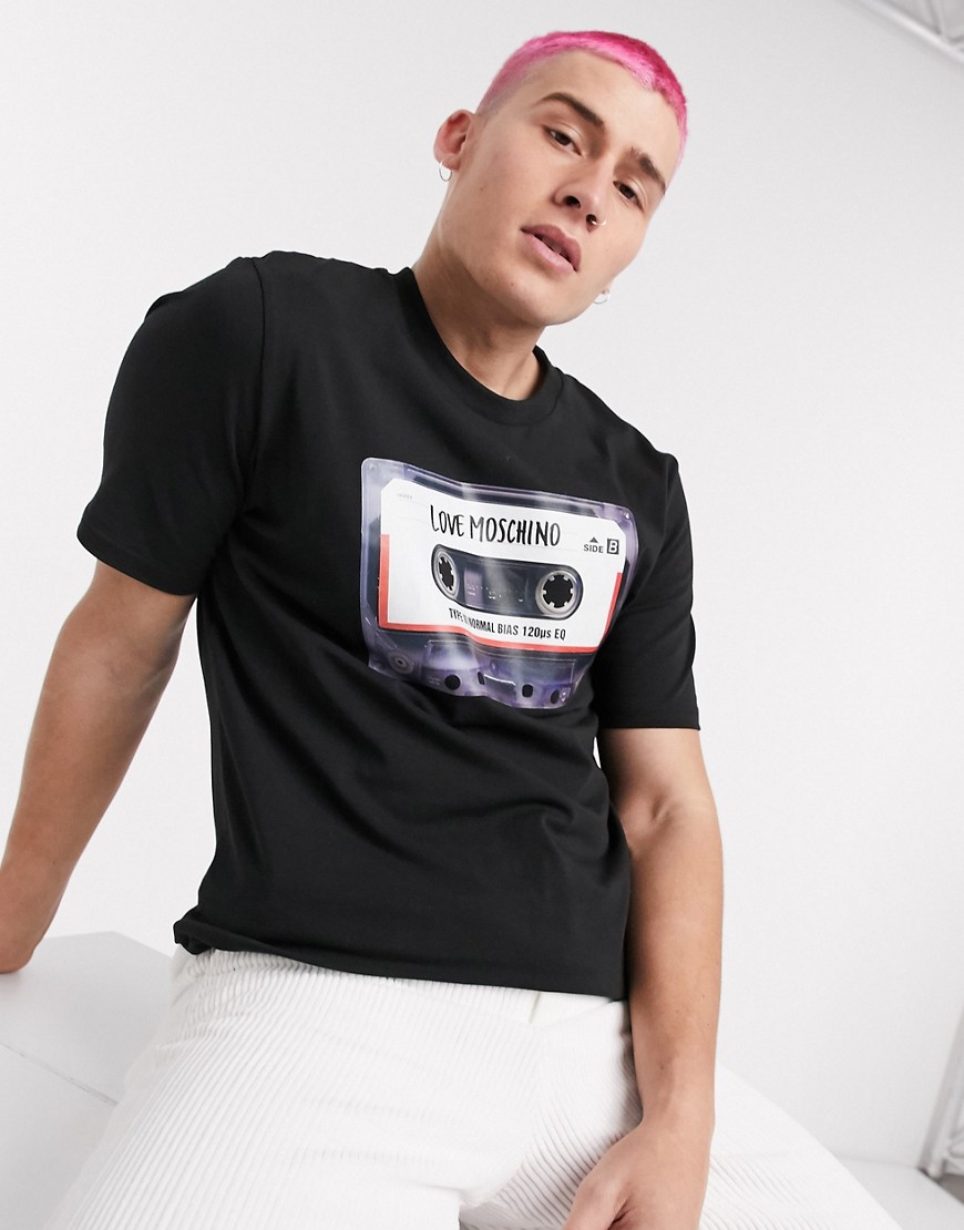 Love Moschino – T-shirt med kassettbandsmönster-Svart